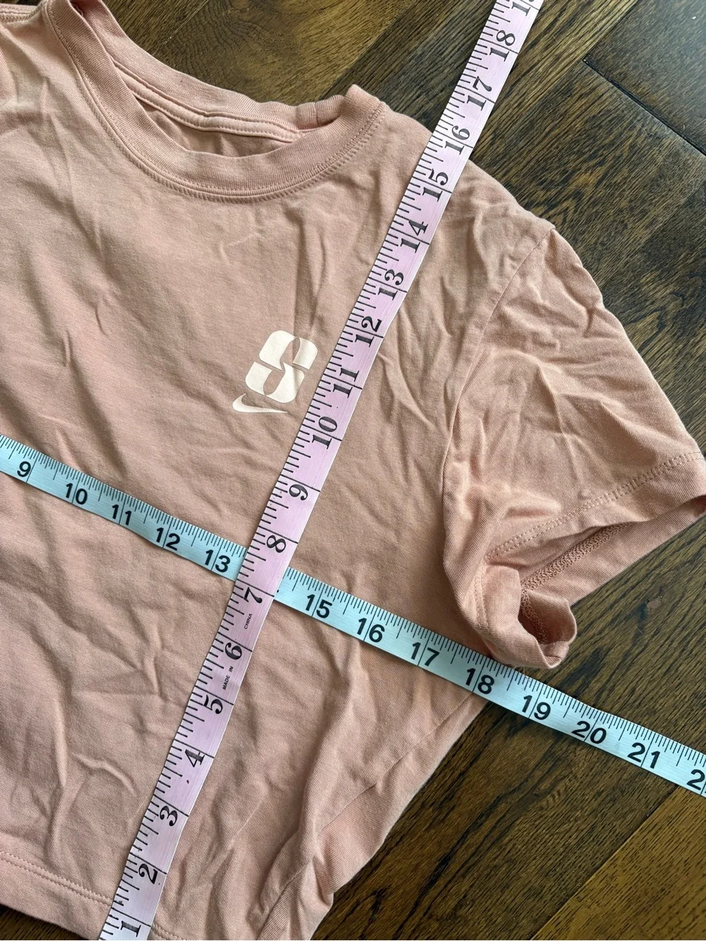Nike Women's Slim Fit Rose-Tone Cropped Crew Tee Size Large(Runs Small)